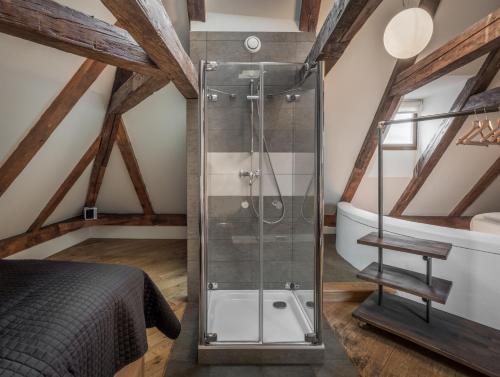 3 epoques apartments by adrez living