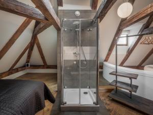 3 epoques apartments by adrez living