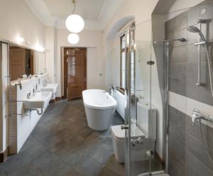 3 epoques apartments by adrez living