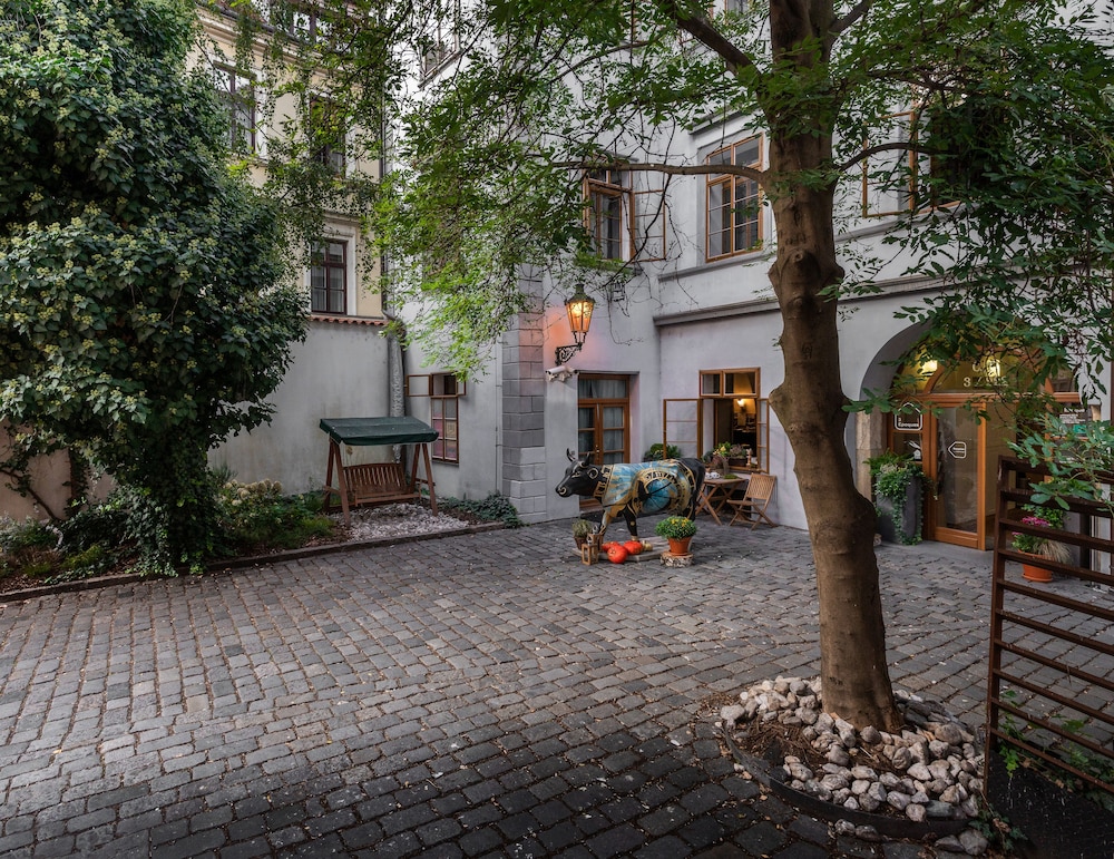 3 epoques apartments by adrez living