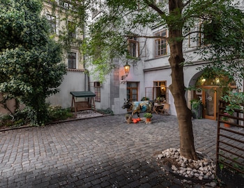 3 epoques apartments by adrez living