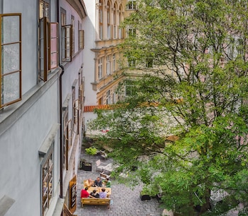 3 epoques apartments by adrez living