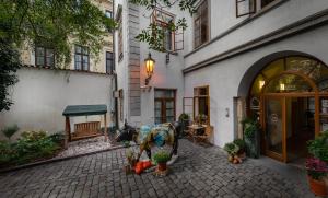 3 epoques apartments by adrez living