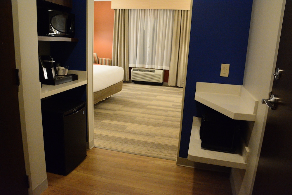 holiday inn express and suites lexington park california by ihg