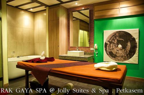 jolly suites and spa petchkasem