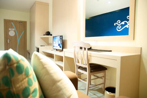 jolly suites and spa petchkasem