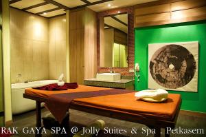 jolly suites and spa petchkasem