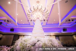 jolly suites and spa petchkasem