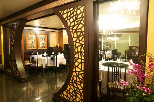 jolly suites and spa petchkasem