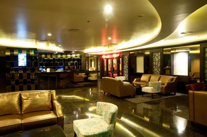 jolly suites and spa petchkasem