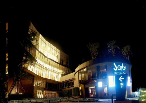 jolly suites and spa petchkasem