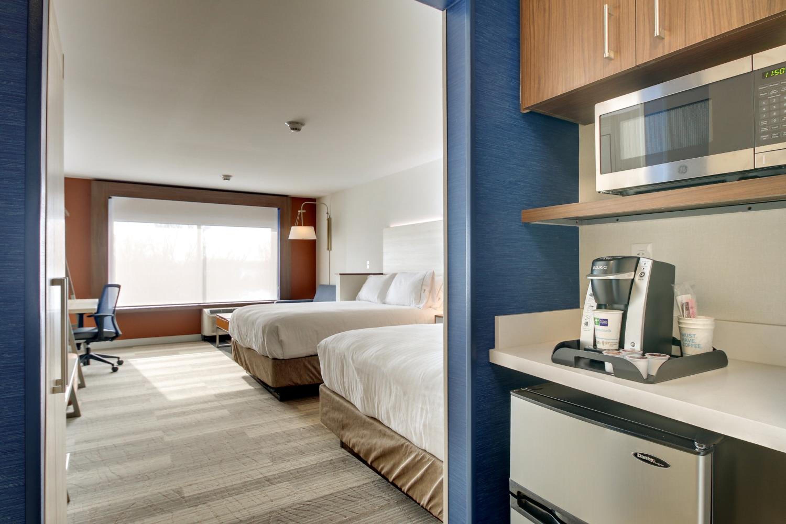 holiday inn express and suites galesburg by ihg