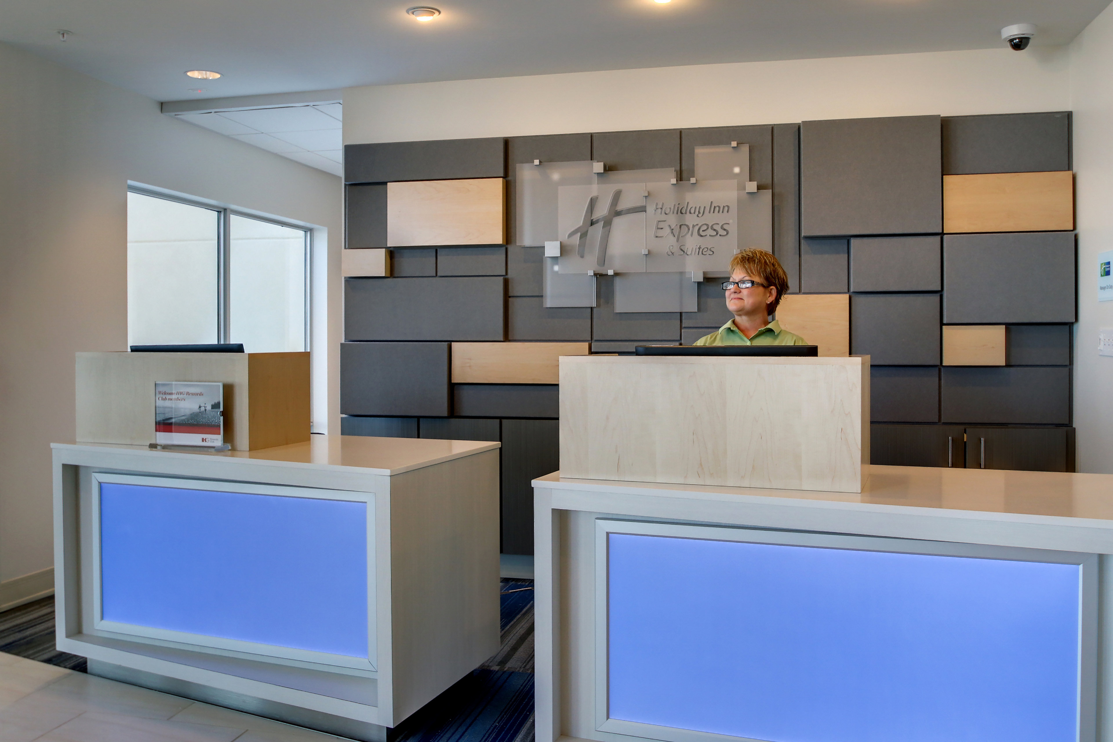 holiday inn express and suites galesburg by ihg