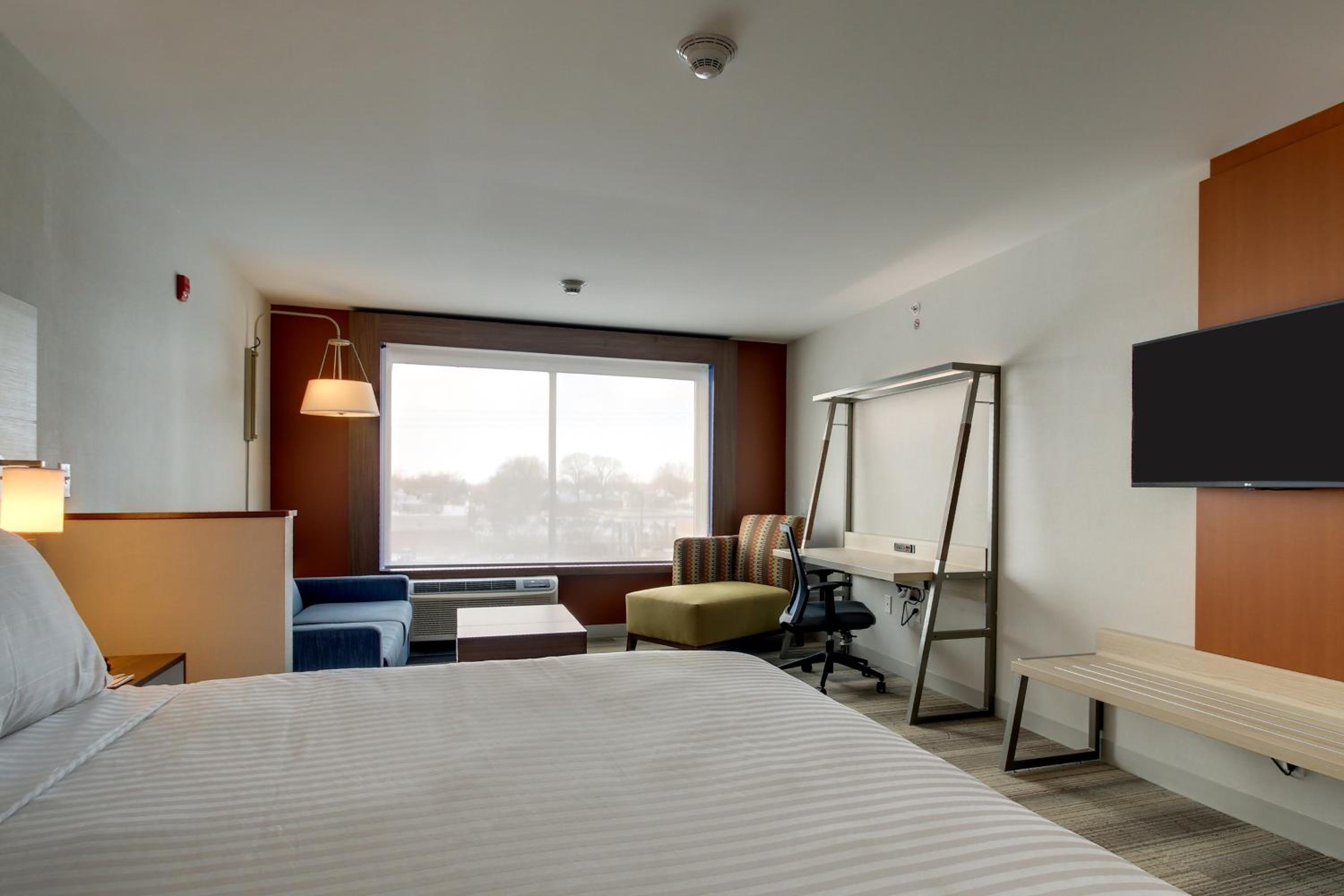 holiday inn express and suites galesburg by ihg