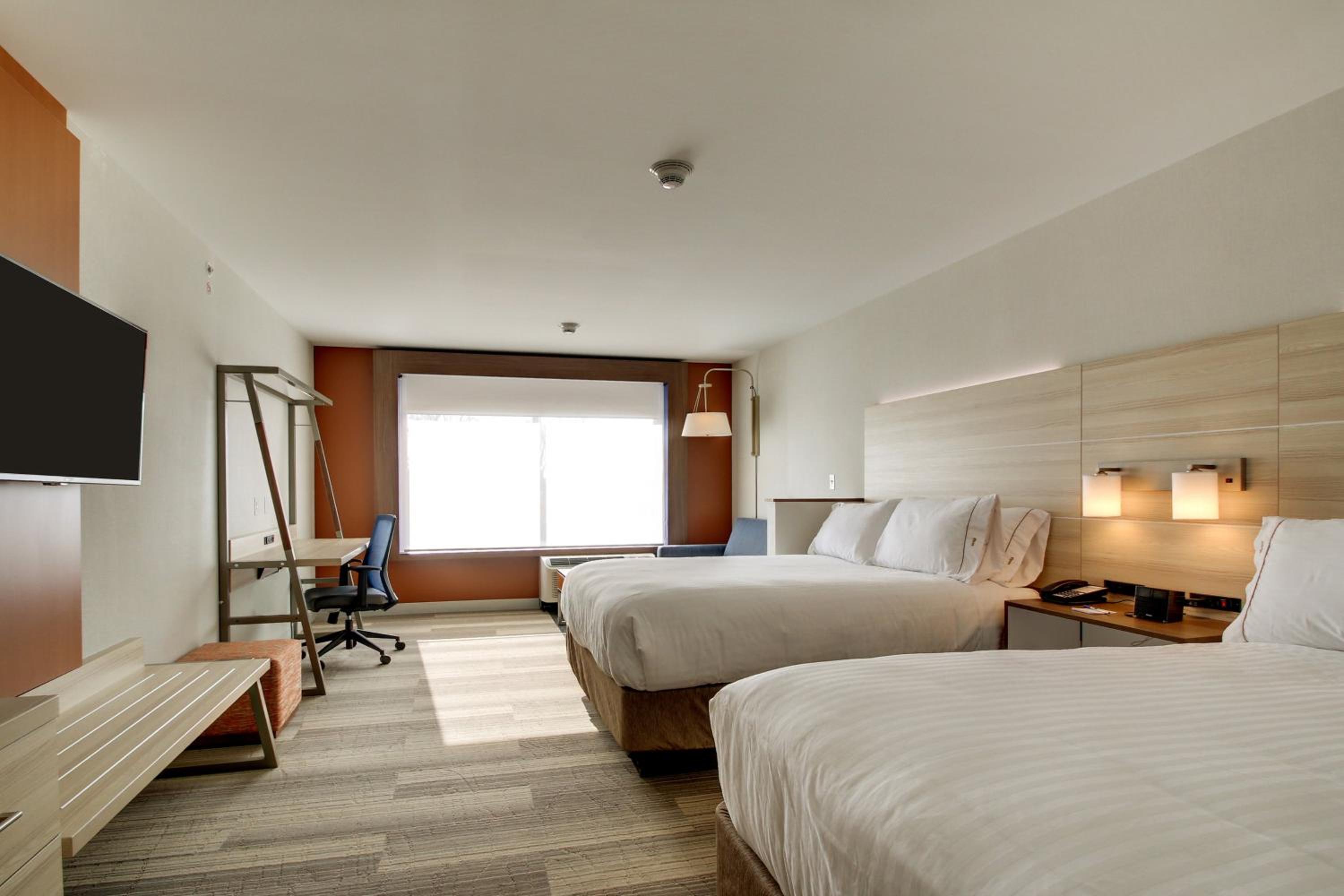 holiday inn express and suites galesburg by ihg