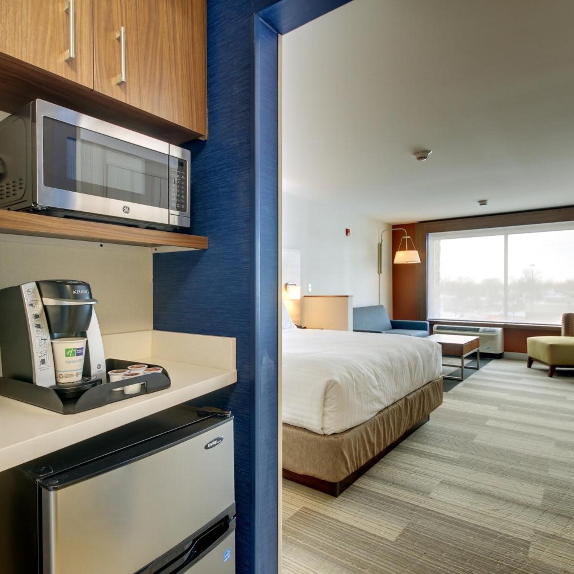 holiday inn express and suites galesburg by ihg