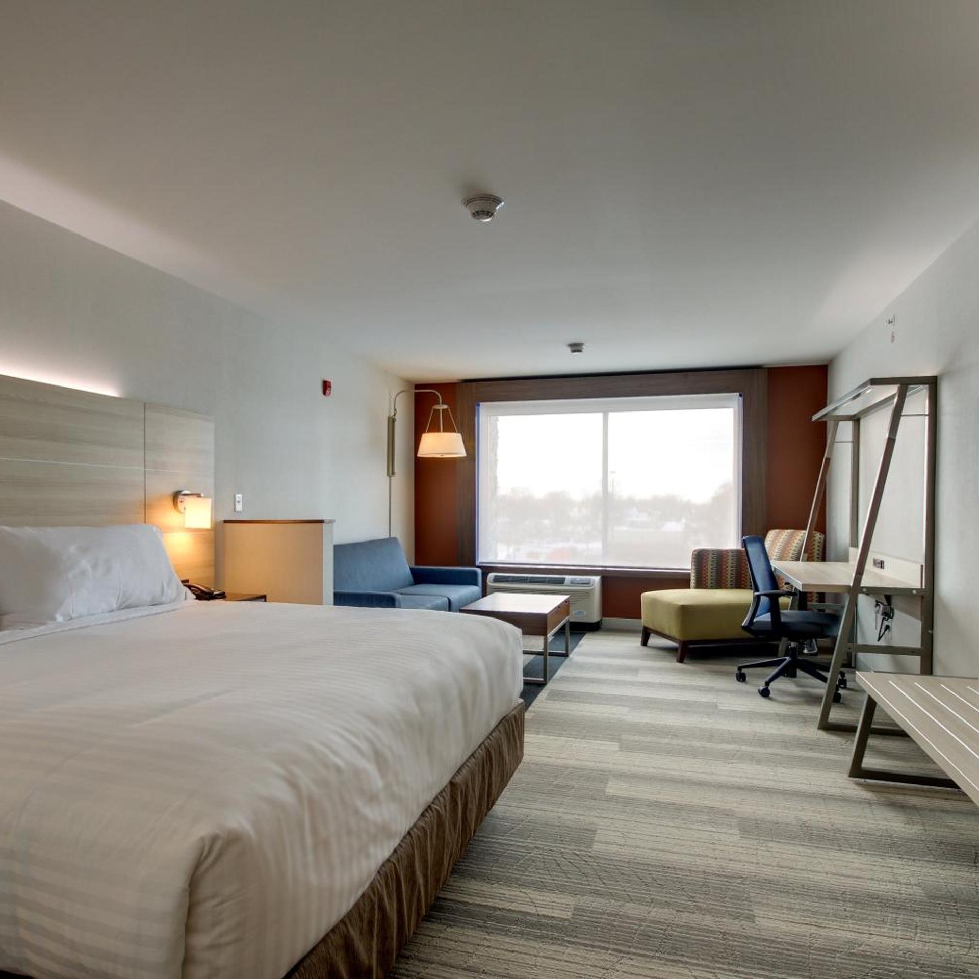 holiday inn express and suites galesburg by ihg