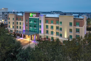 holiday inn express and suites houston s medical c