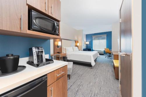 holiday inn express and suites houston s medical c