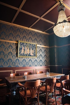 shakespeare hotel surry hills