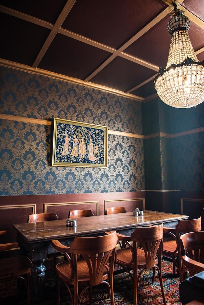 shakespeare hotel surry hills