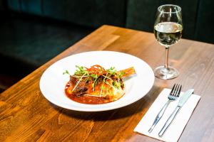 shakespeare hotel surry hills