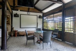Super Oyo 942 Srikandi Hotel,Jalan Jendral Ahmad Yani A No.67,Caruban,2 star