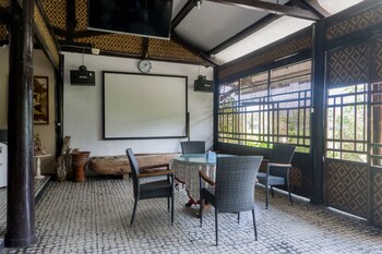 super oyo 942 srikandi hotel