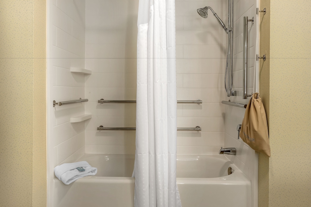 holiday inn express and suites clarion by ihg