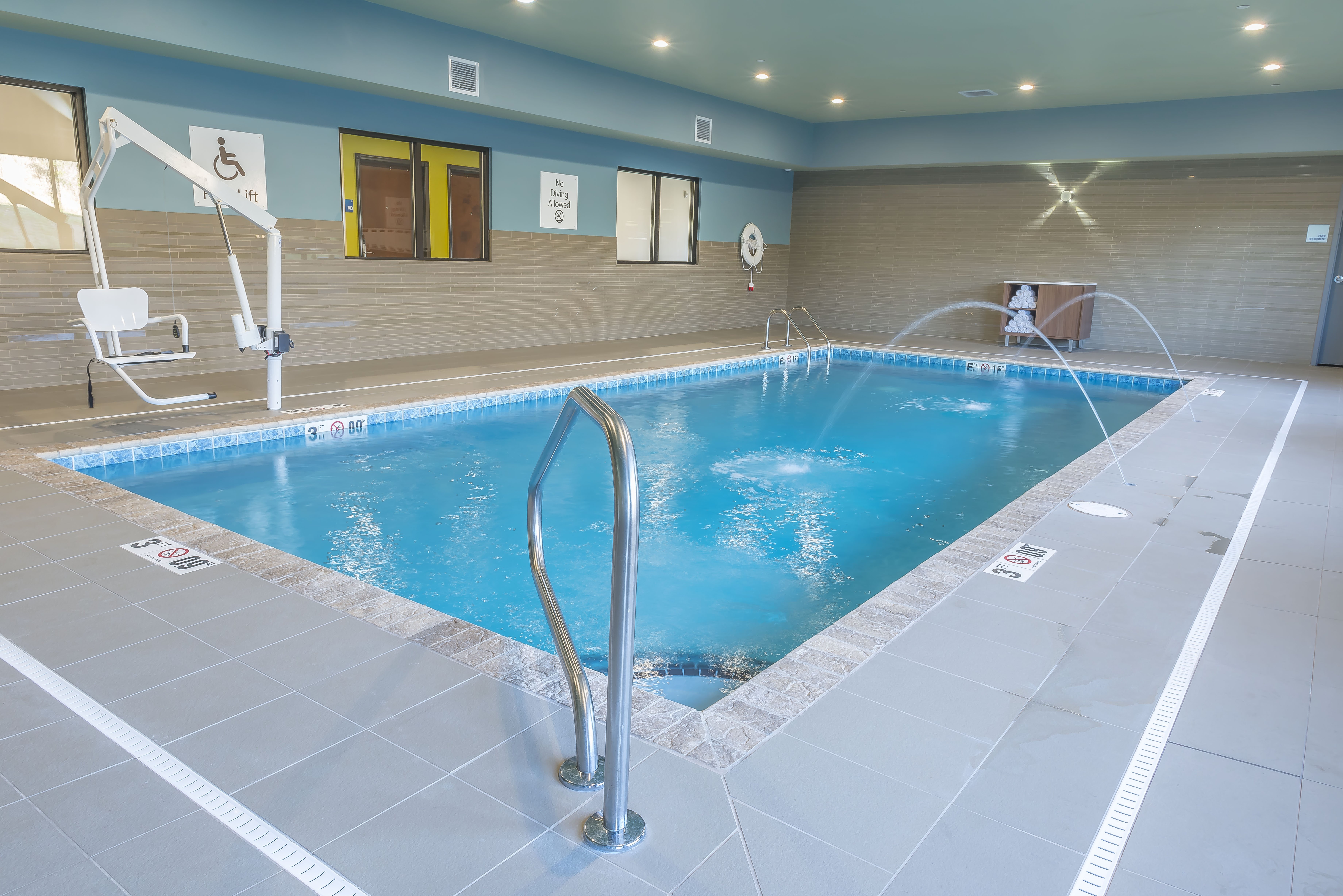 holiday inn express and suites clarion by ihg