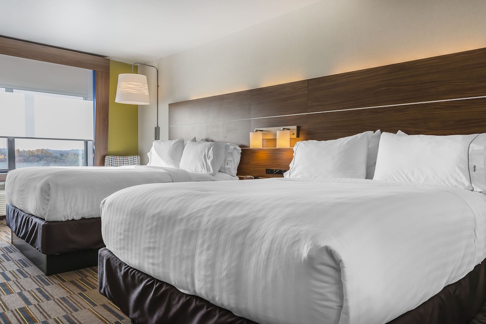 holiday inn express and suites clarion by ihg