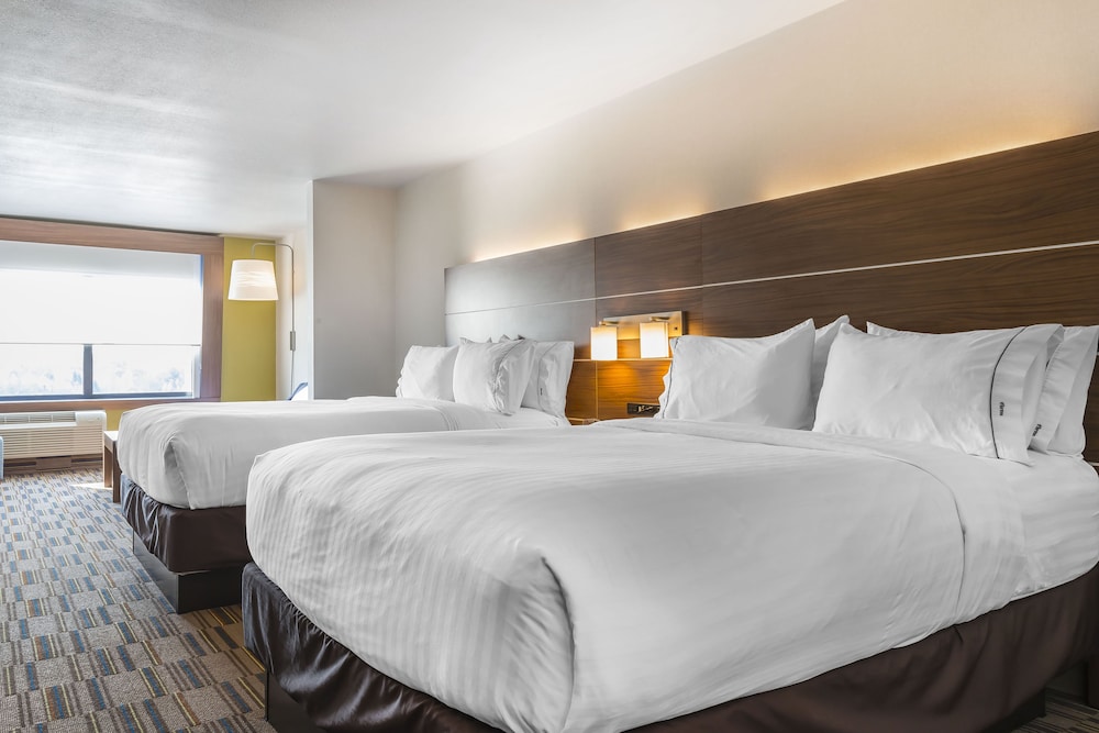 holiday inn express and suites clarion by ihg