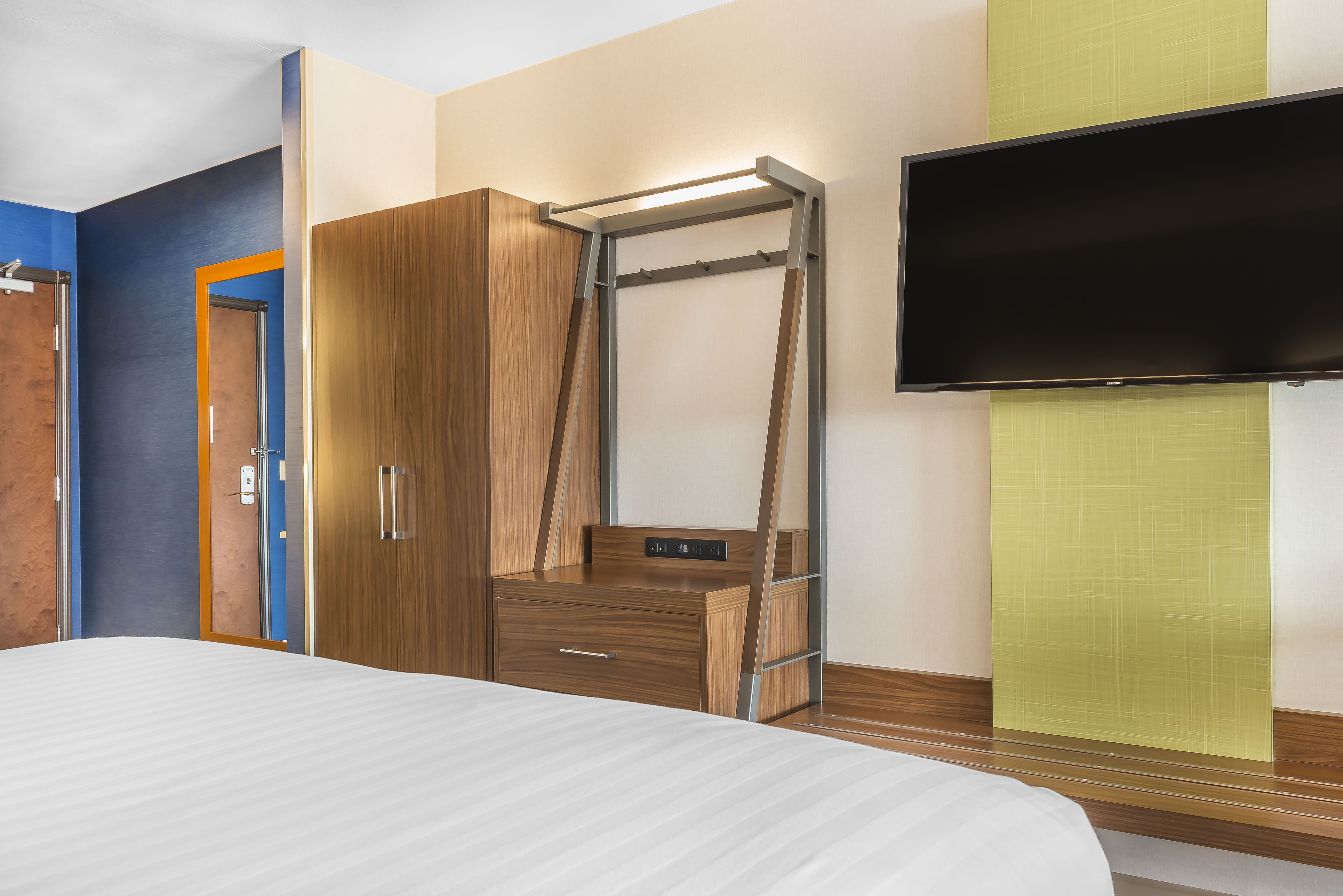 holiday inn express and suites clarion by ihg