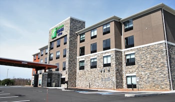 holiday inn express and suites clarion by ihg