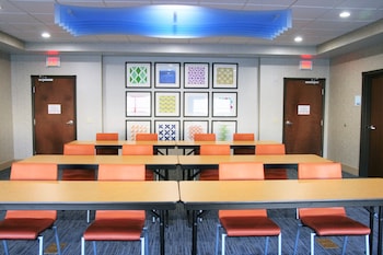 holiday inn express and suites clarion by ihg