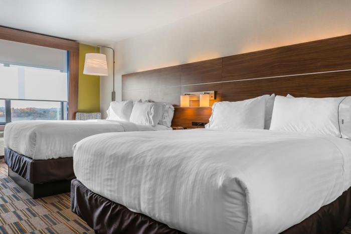 holiday inn express and suites clarion by ihg