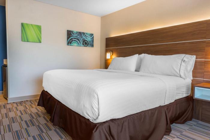holiday inn express and suites clarion by ihg