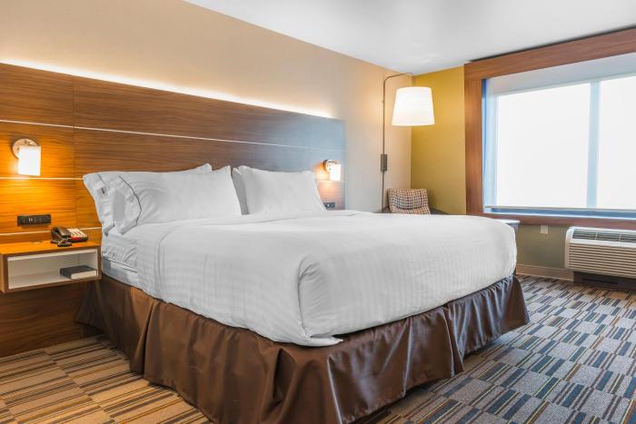 holiday inn express and suites clarion by ihg