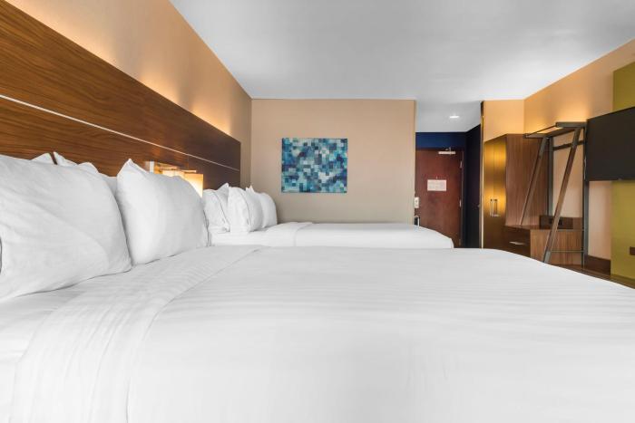 holiday inn express and suites clarion by ihg