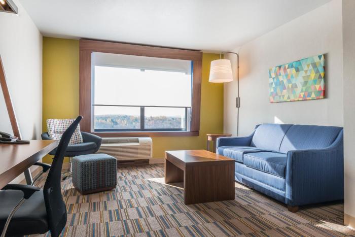 holiday inn express and suites clarion by ihg