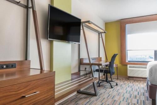 holiday inn express and suites clarion by ihg