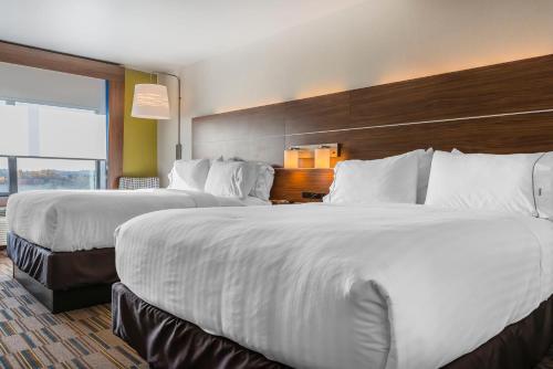 holiday inn express and suites clarion by ihg