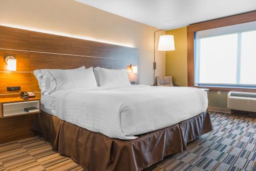 holiday inn express and suites clarion by ihg