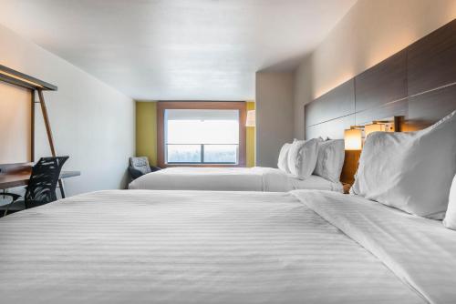 holiday inn express and suites clarion by ihg