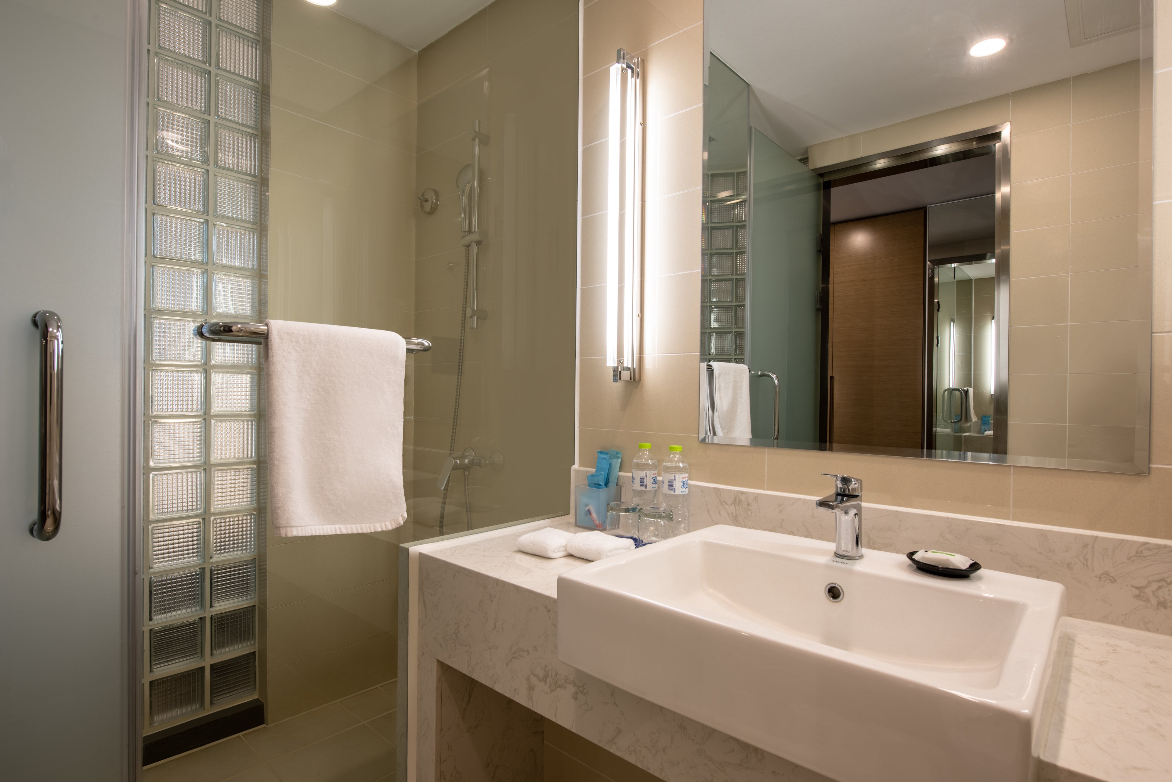 holiday inn express chongqing university town