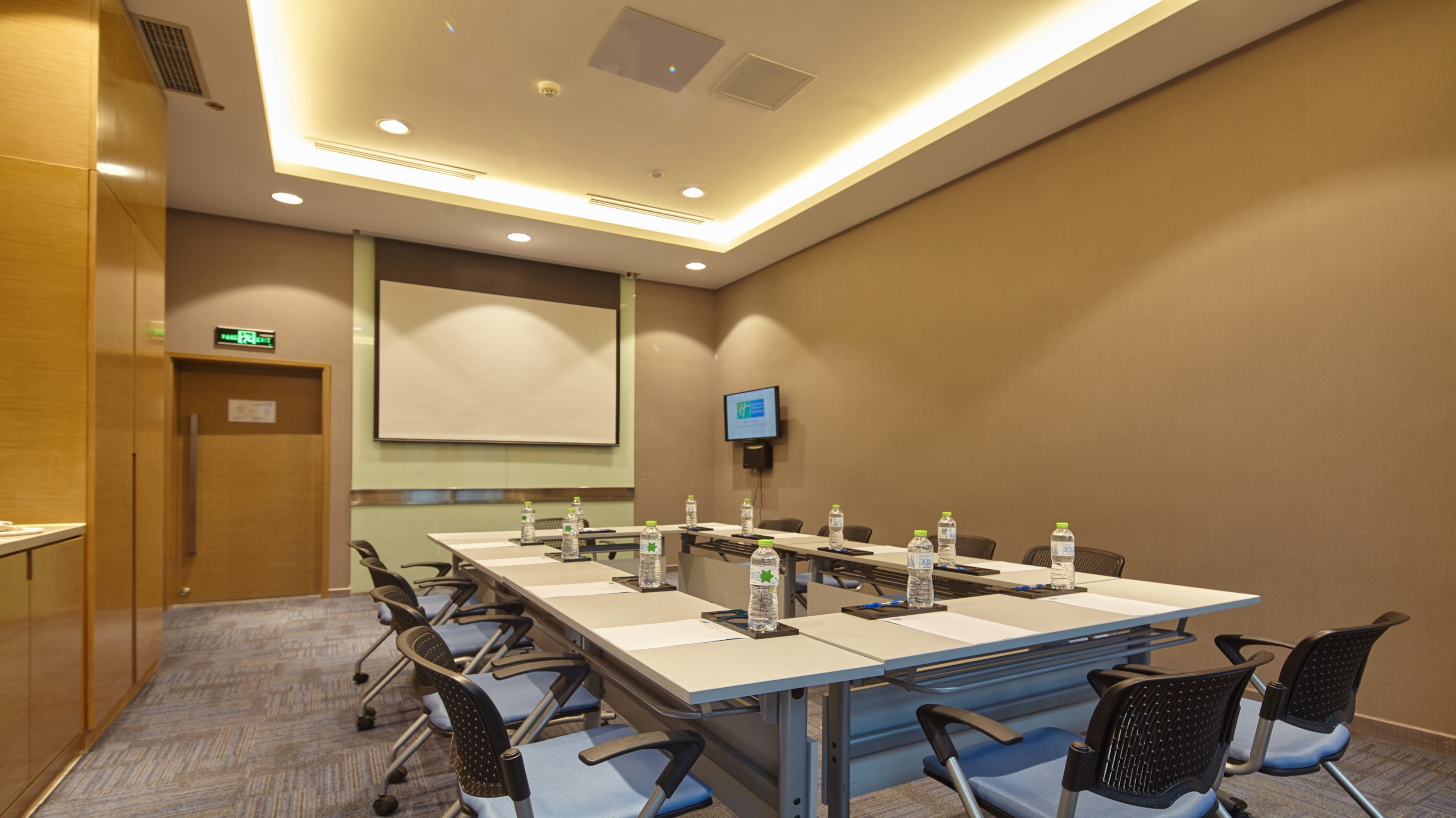 holiday inn express chongqing university town