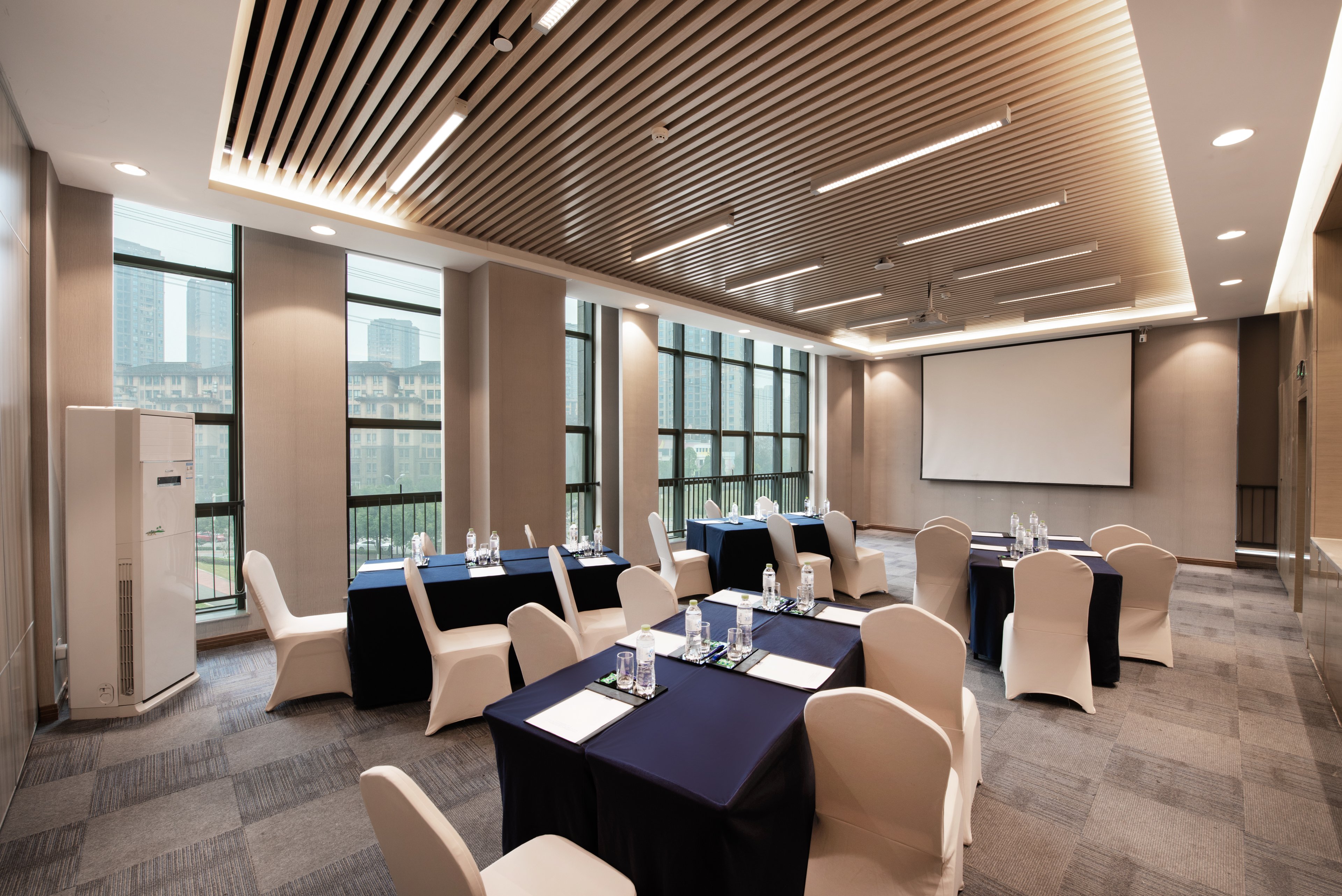 holiday inn express chongqing university town