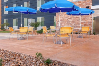 fairfield inn and suites pleasanton