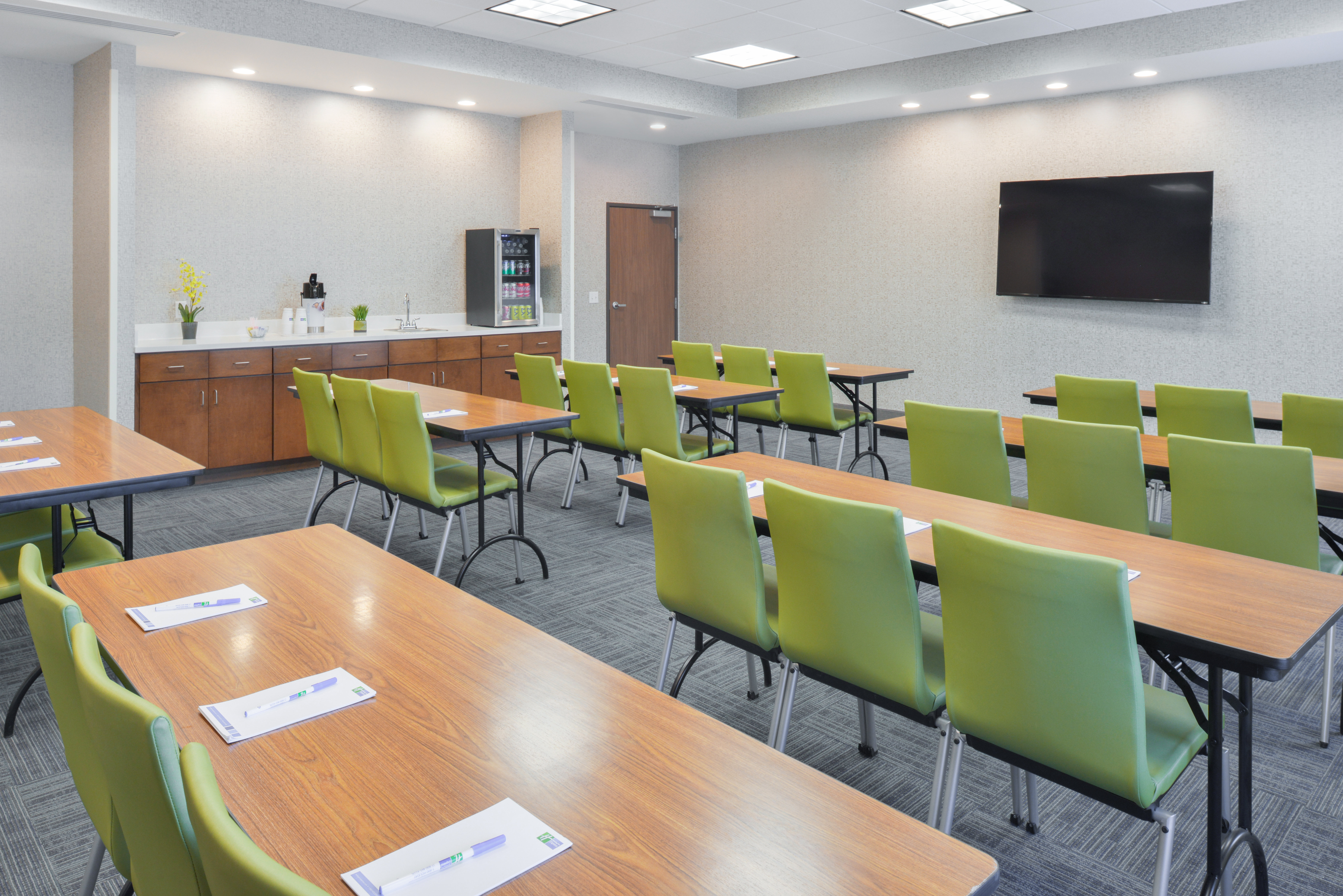holiday inn express and suites salem by ihg