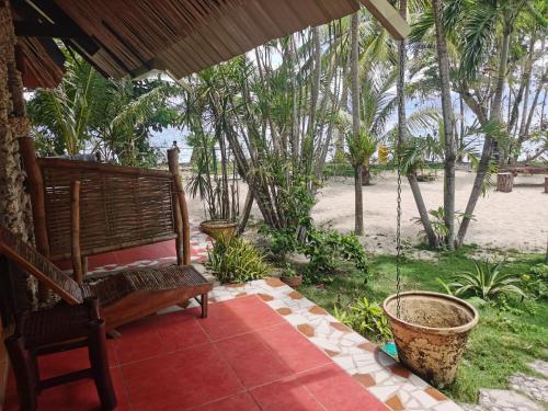 ravenala beach bungalows